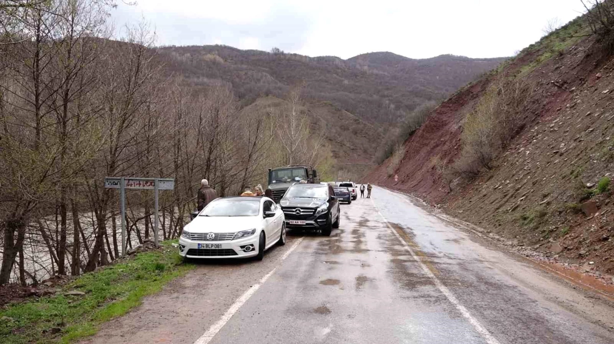Tunceli'de araba çaya uçtu: 3 genç kayıp
