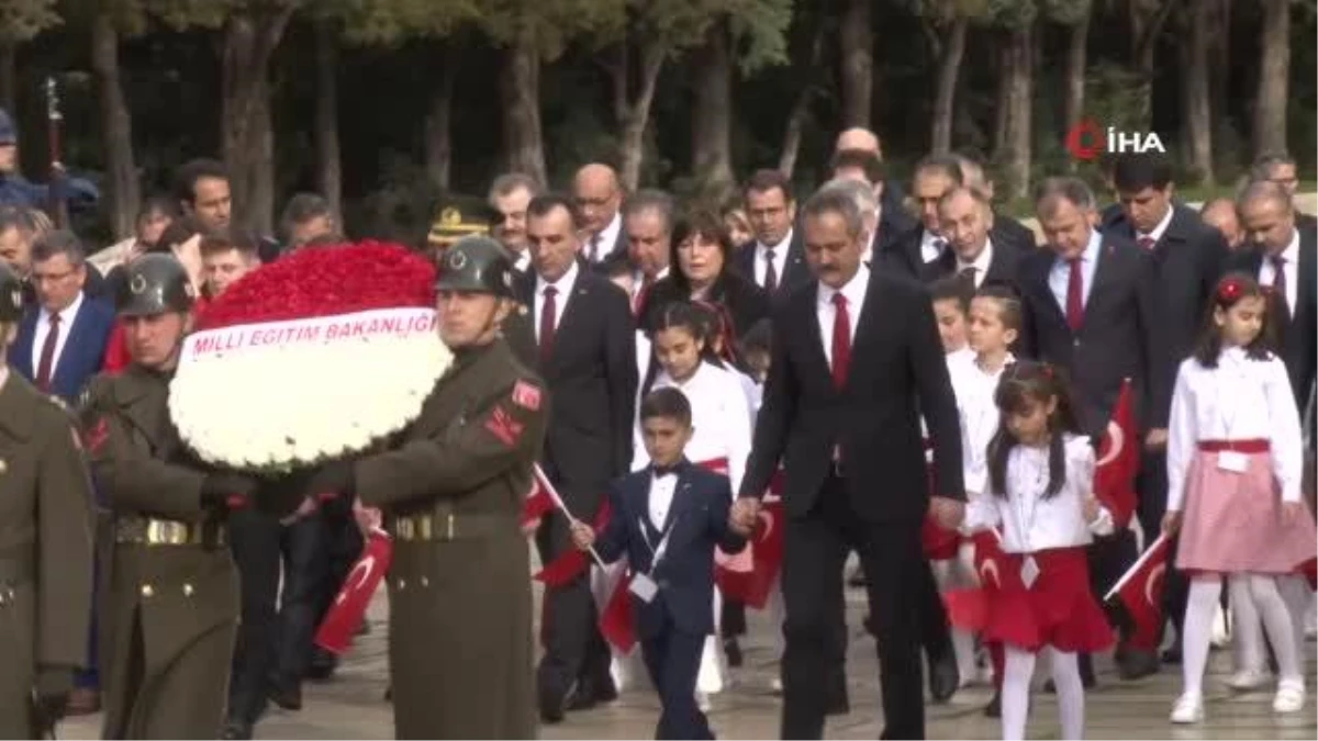 Ulusal Eğitim Bakanı Mahmut Özer, çocuklarla birlikte Anıtkabir'i ziyaret etti
