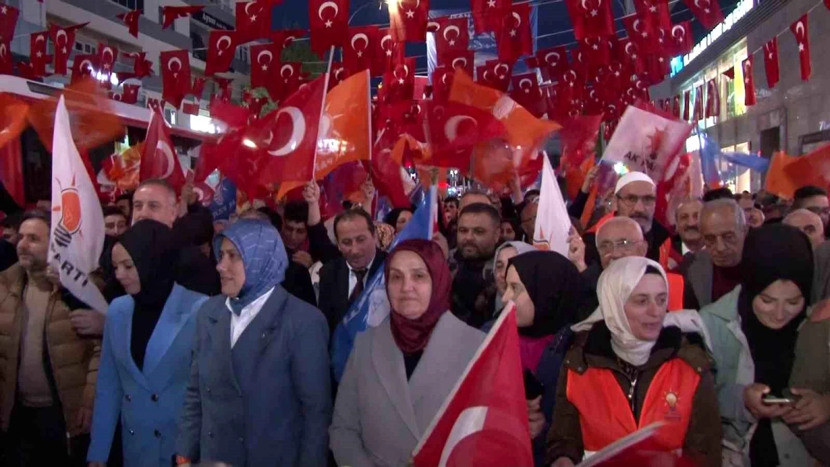 Ümraniye'de gençler "Recep Tayyip Erdoğan" sloganlarıyla yürüdü