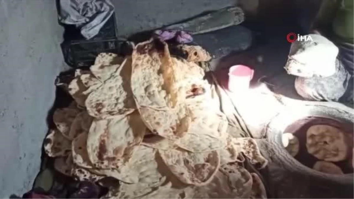 Vali Memiş, depremzedeler için 1 tır dolusu köy ekmeği pişiren yardımsever bayanlarla Karayazı'da bir ortaya geldi