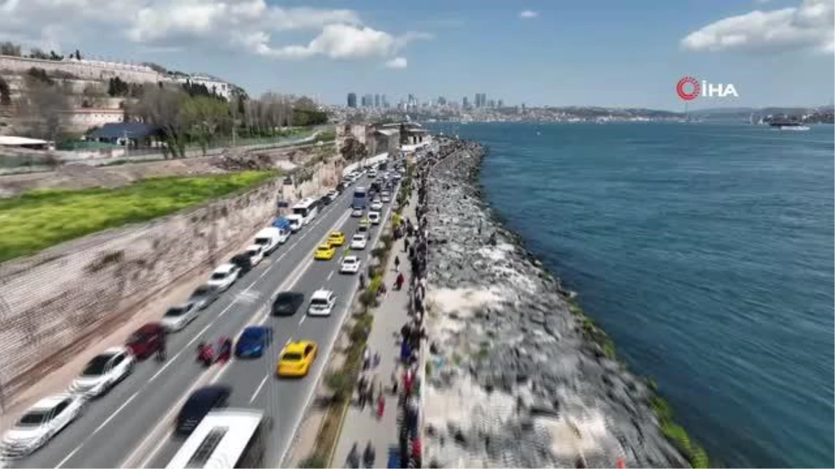 Vatandaşlar TCG Anadolu gemisini ziyaret etmek için kilometrelerce kuyruk oluşturdu