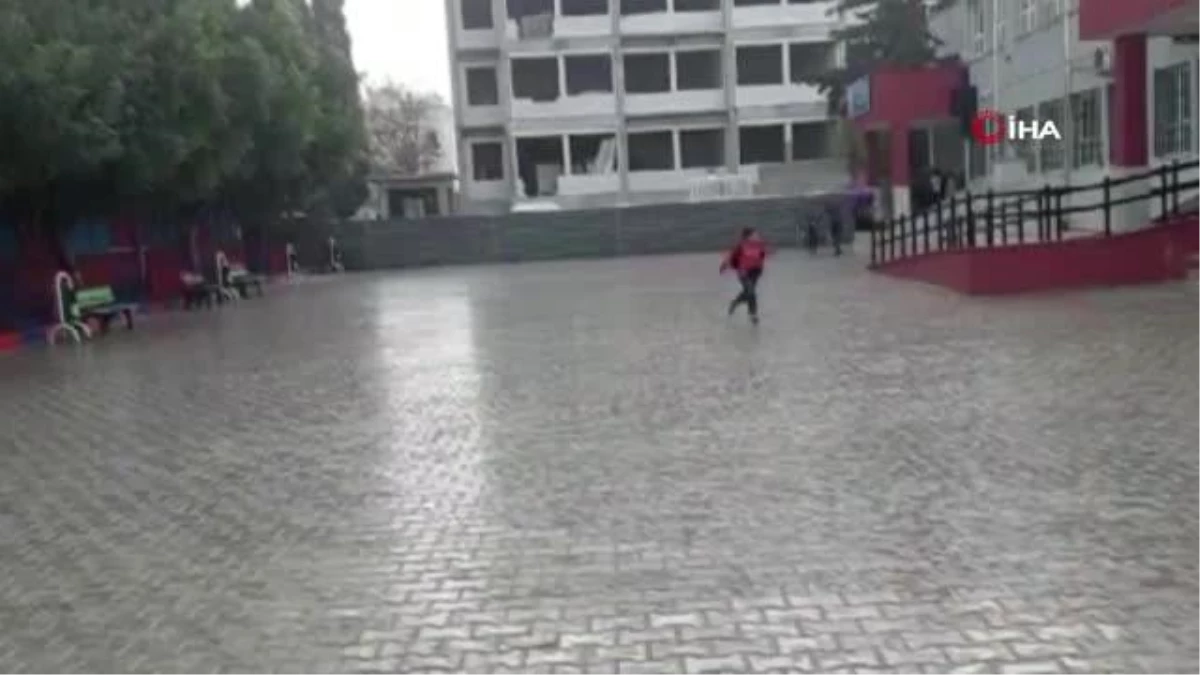 Yağmur ve doluya yakalanan öğrenciler sıkıntı anlar yaşadı
