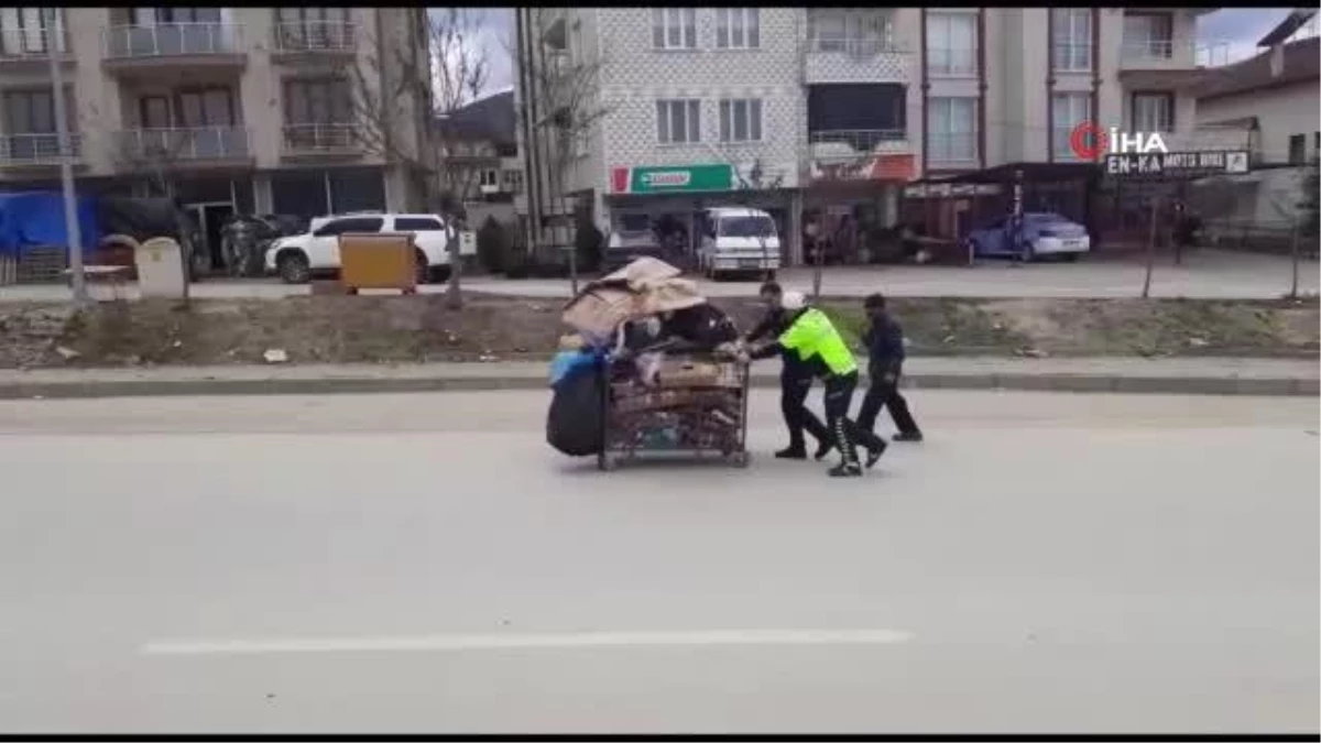 Yol uygulaması yapan polis kağıt toplayıcısı yaşlı adamın yardımına koştu