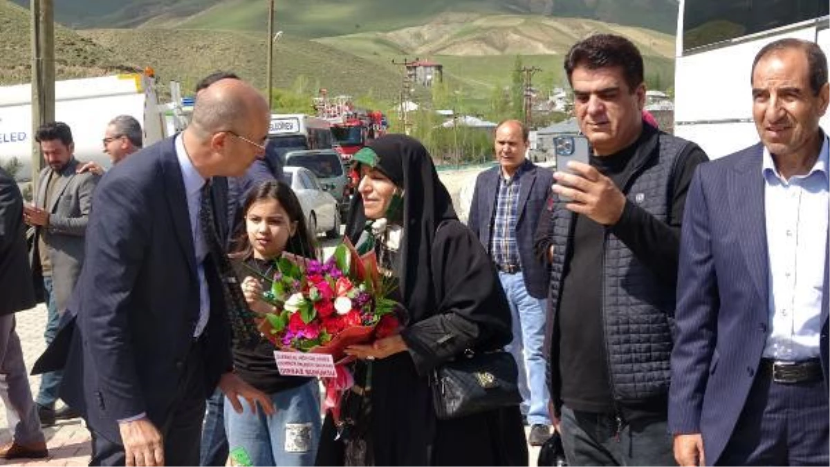 Yüksekova'ya gelen İranlı cins operatörlerine çiçekli karşılama