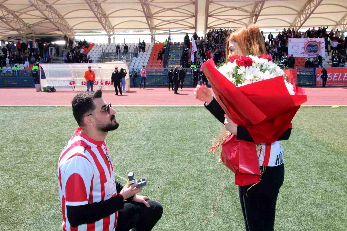 3 ay evvel Bilecikspor maçında tanıştılar, tıpkı statta taraftarın önünde evlenme teklifi etti