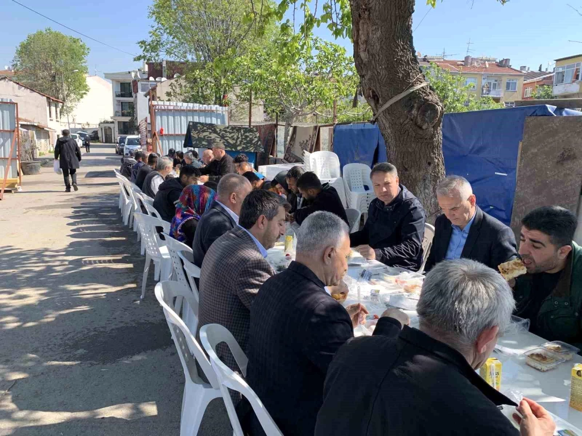 AK Parti Milletvekili adayları, 1 Mayıs'ta kağıt toplayıcılarla kahvaltıda buluştu