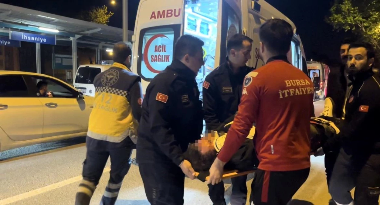 Bursa'da çekicinin paletlerine çarpan araç takla attı: 2 yaralı