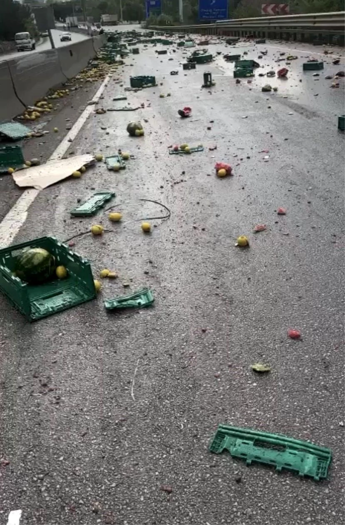 Bursa'da vinç ile kamyon çarpıştı, binlerce kasa meyve ve zerzevat yola döküldü