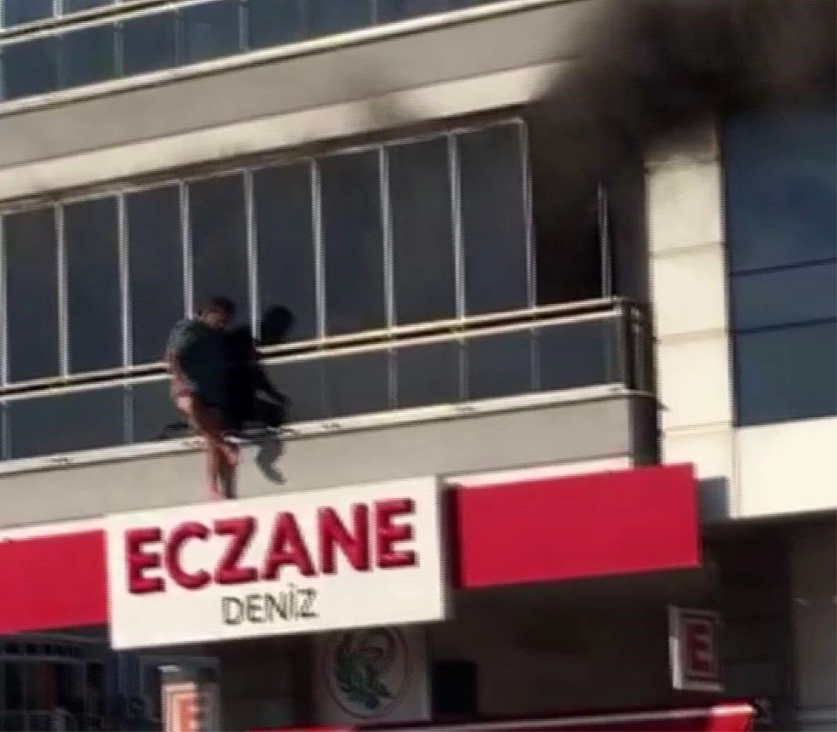 İzmir'de korkutan yangın: Dakikalarca balkonda mahsur kaldı