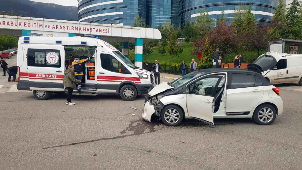 Karabük'te iki araba çarpıştı: 2 yaralı