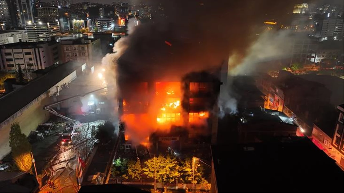 Küçükçekmece'de Akit gazetesinin de bulunduğu binada çıkan yangın 46 saat sonra denetim altına alındı