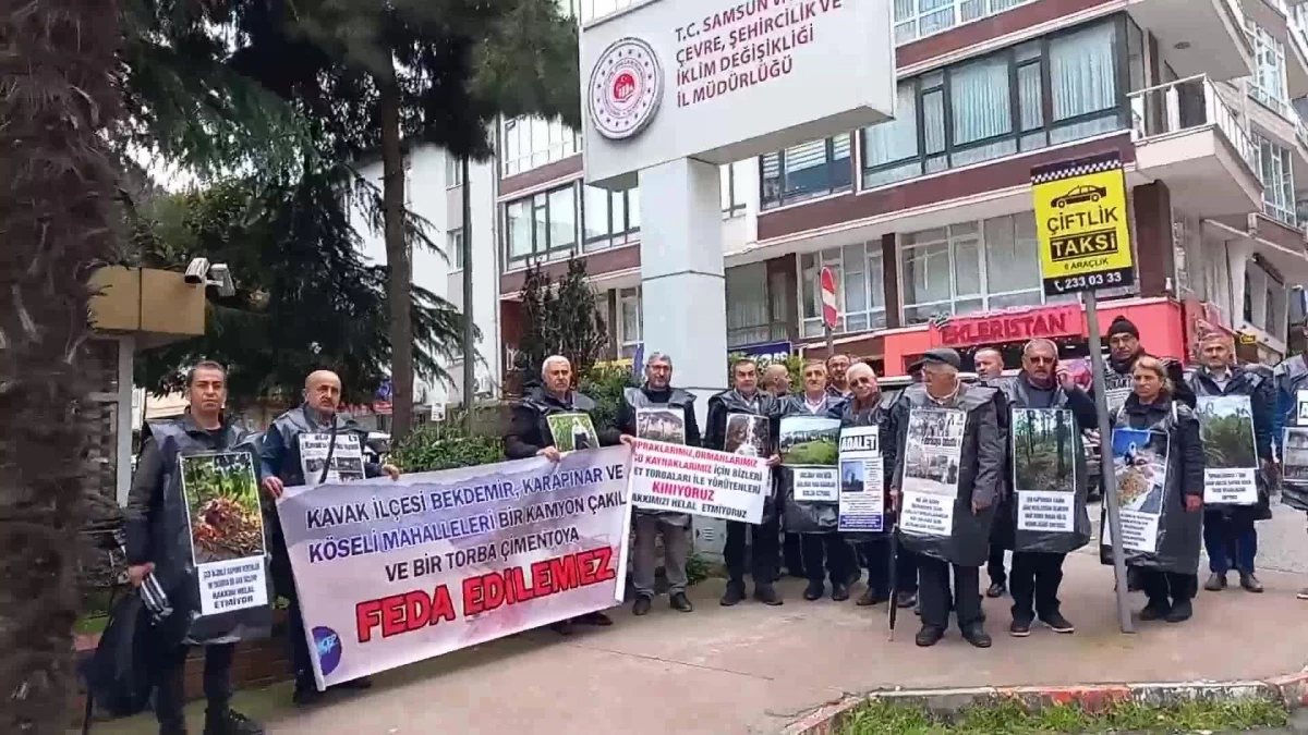 Samsun'da Köylüler Taş Ocağı Kararını Siyah Poşetlerle Protesto Etti