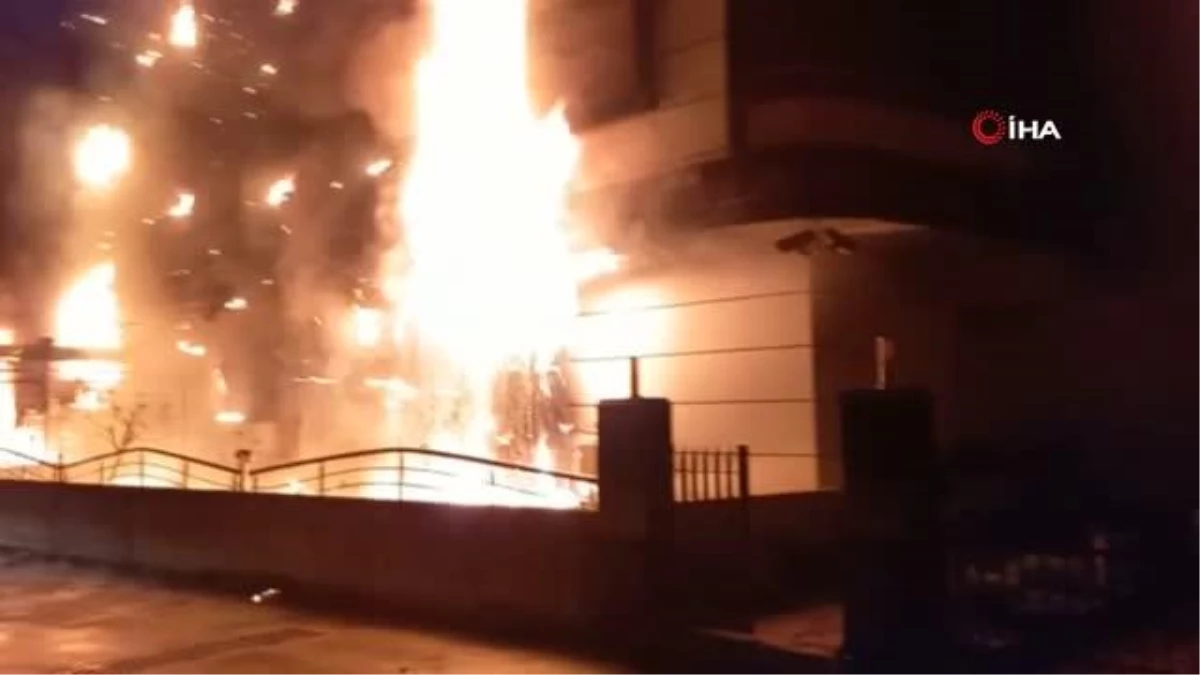 Samsun'da lokantada çıkan yangın meskenlere sıçradı, alevler geceyi aydınlattı