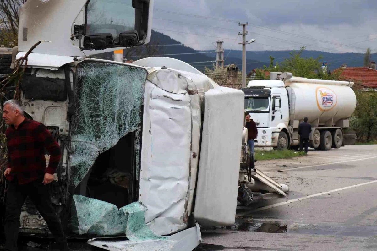 Şoförünün uyuyakaldığı tez edilen Erpiliç kamyonu dehşet dolu anlar yaşattı: 1 yaralı