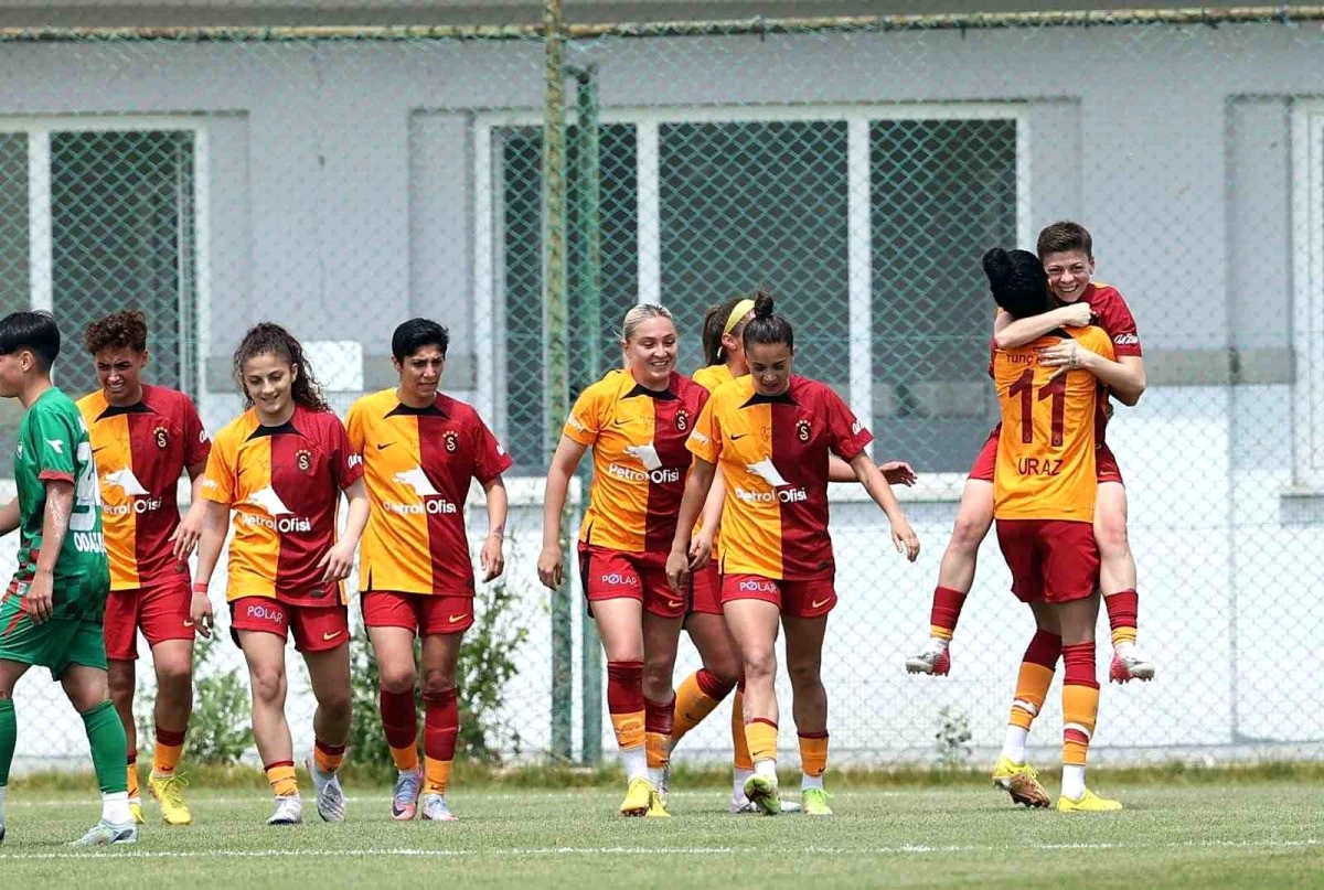 Galatasaray Bayan Futbol Kadrosu yarı finalde