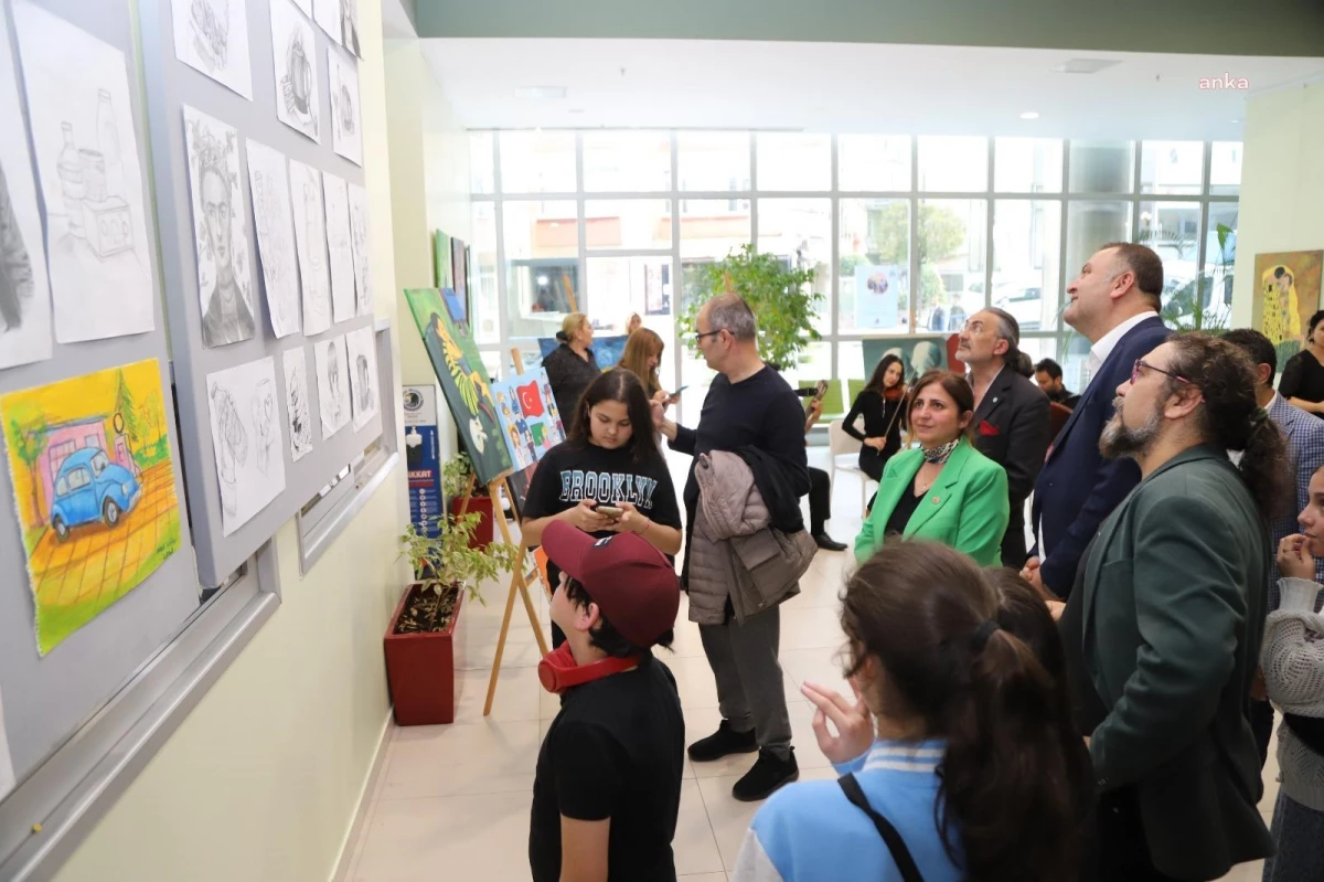 Kartal Belediyesi Sanat Akademisi Fotoğraf Kısmı öğrencileri devir sonu standı düzenledi