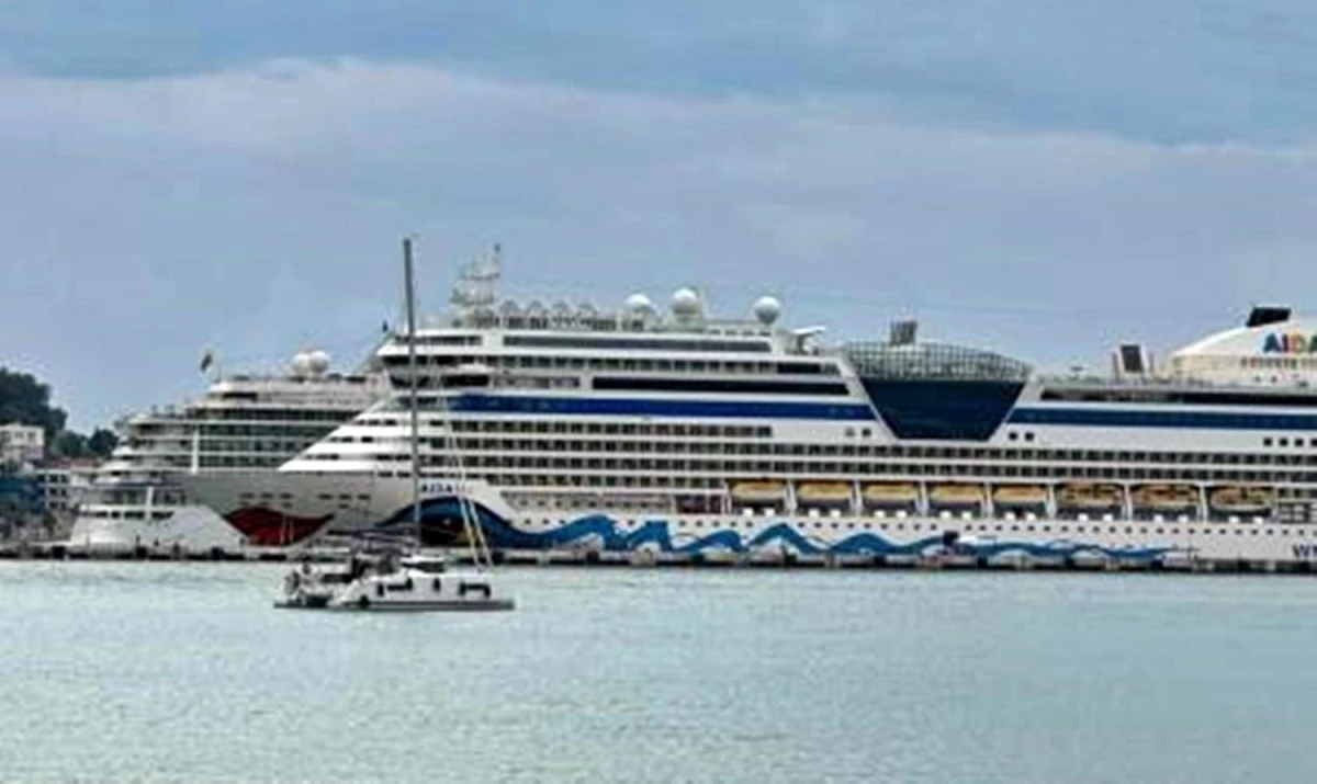 Kuşadası'na 4 kruvaziyer gemisiyle 8 bin 200 turist geldi