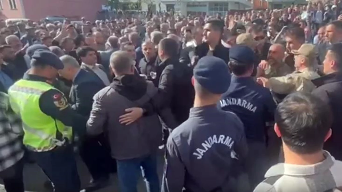 Trabzon'daki kazada hayatını kaybedenlerin cenazesinde belediye liderine reaksiyon: Bu insanların katili sensin, defol buradan