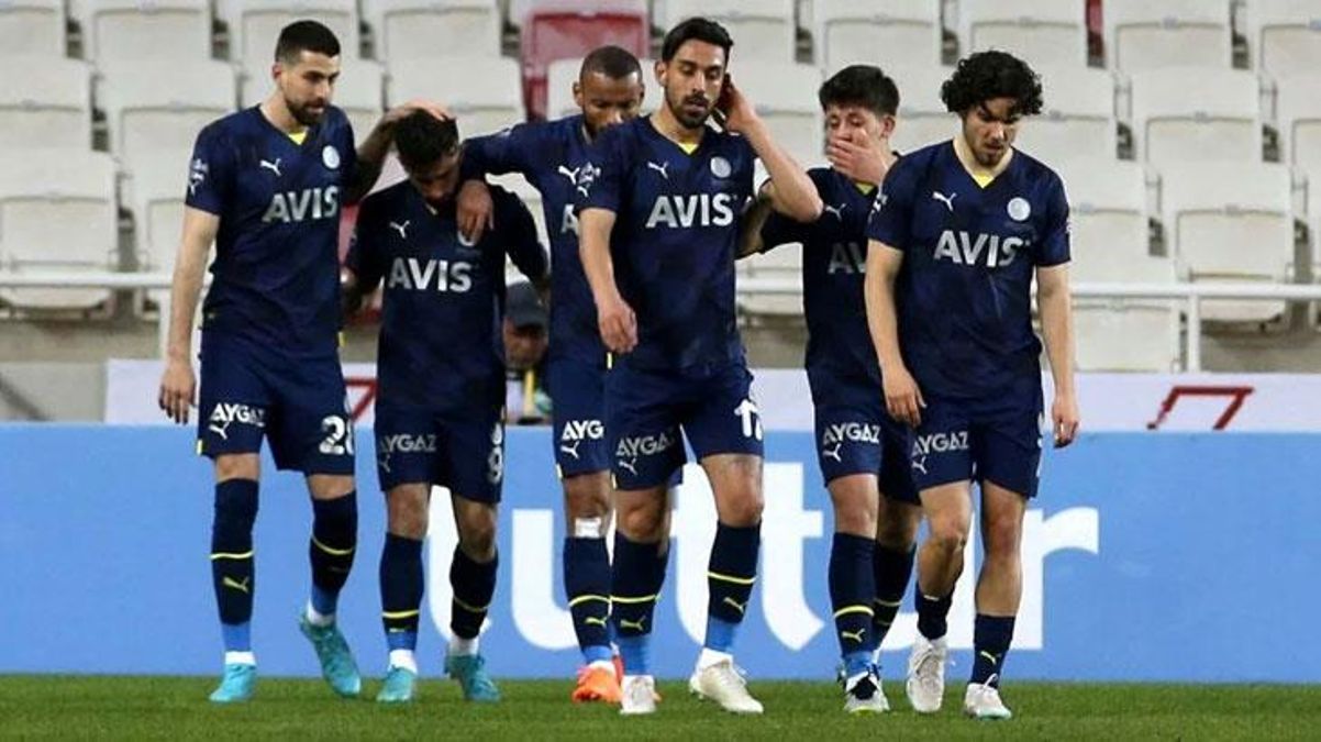 Yıldız futbolcuyu görünce göz yaşlarına hakim olamadı! Fenerbahçe'ye, Sivas'ta özel karşılama