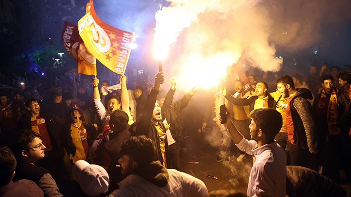 23. kere şampiyonluğa ulaşan Galatasaray'a siyasilerden peş peşe tebrik iletisi