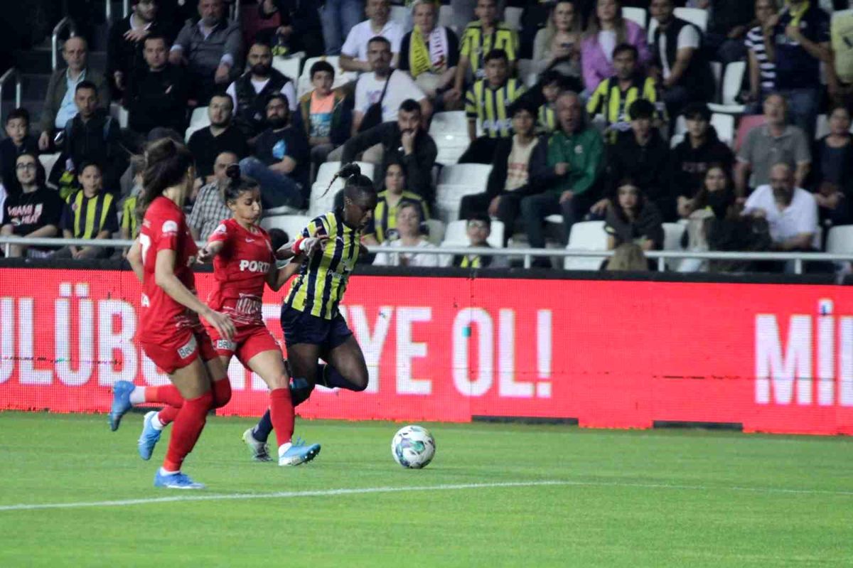 Ankara Büyükşehir Belediyesi Fomget Bayan Futbol Kadrosu Şampiyon Oldu