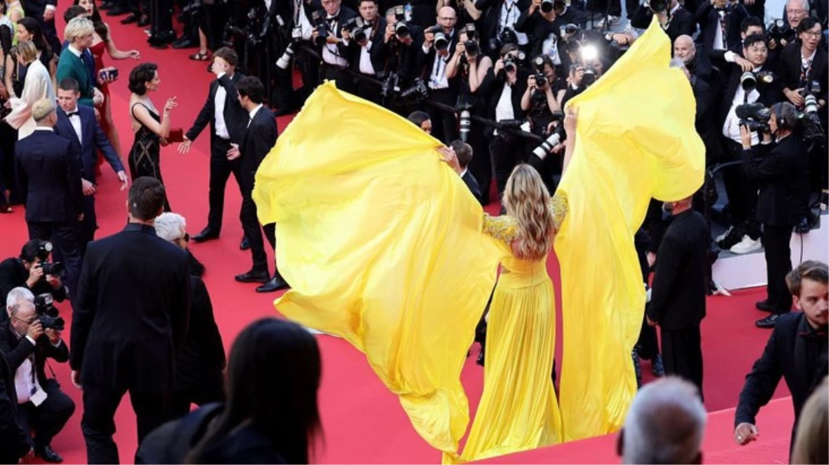 Bahadır sarı elbisesiyle kırmızı halıda uzunluk gösteren Heidi Klum, kötü frikik verdi