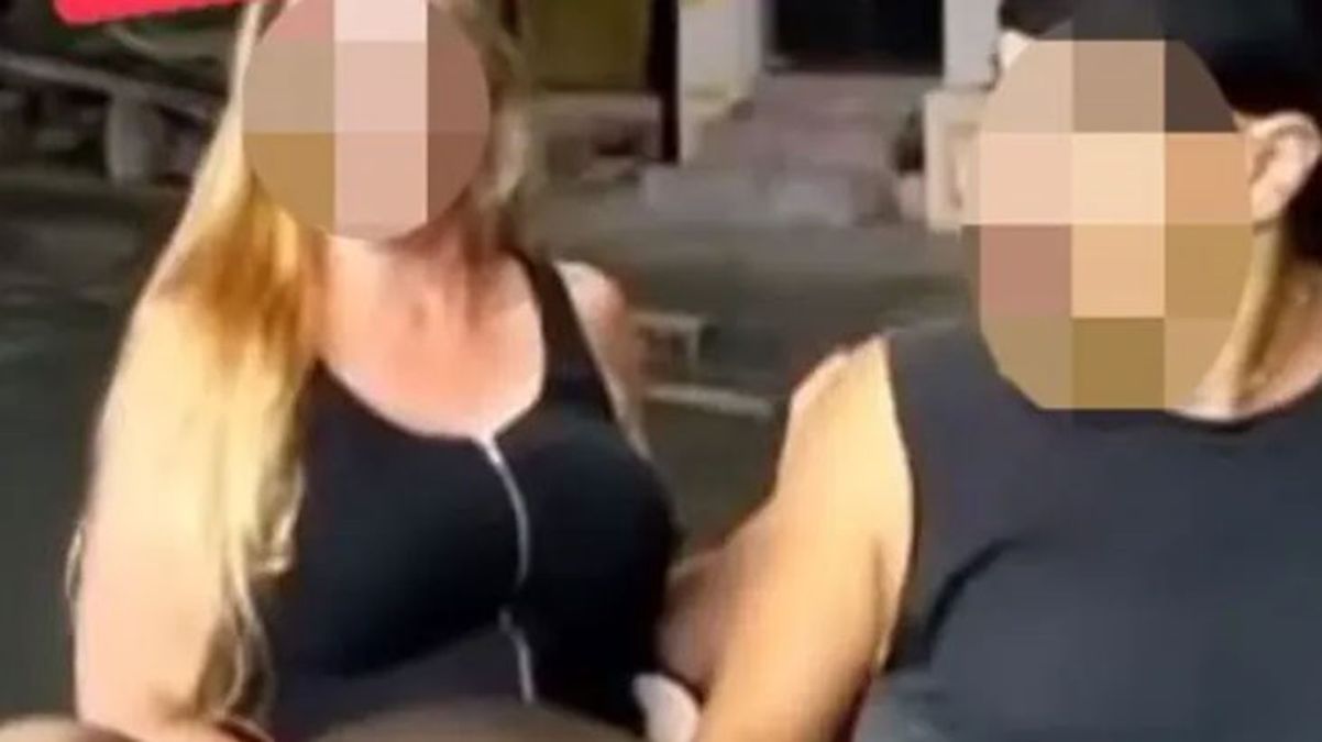 Bali'de motosiklet üzerinde cinsel organını gösteren Danimarkalı turist bayan tutuklandı