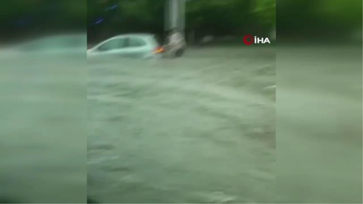 Başkentte sağanak yağış tesirli oldu, araçlar suda mahsur kaldı