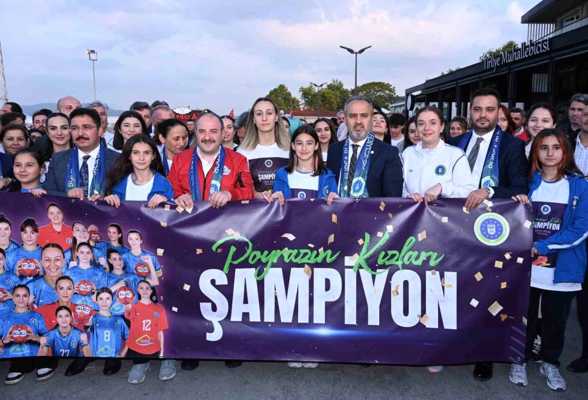 Bursa Büyükşehir Belediyespor Bayan Hentbol Grubu şampiyonluğu kutladı