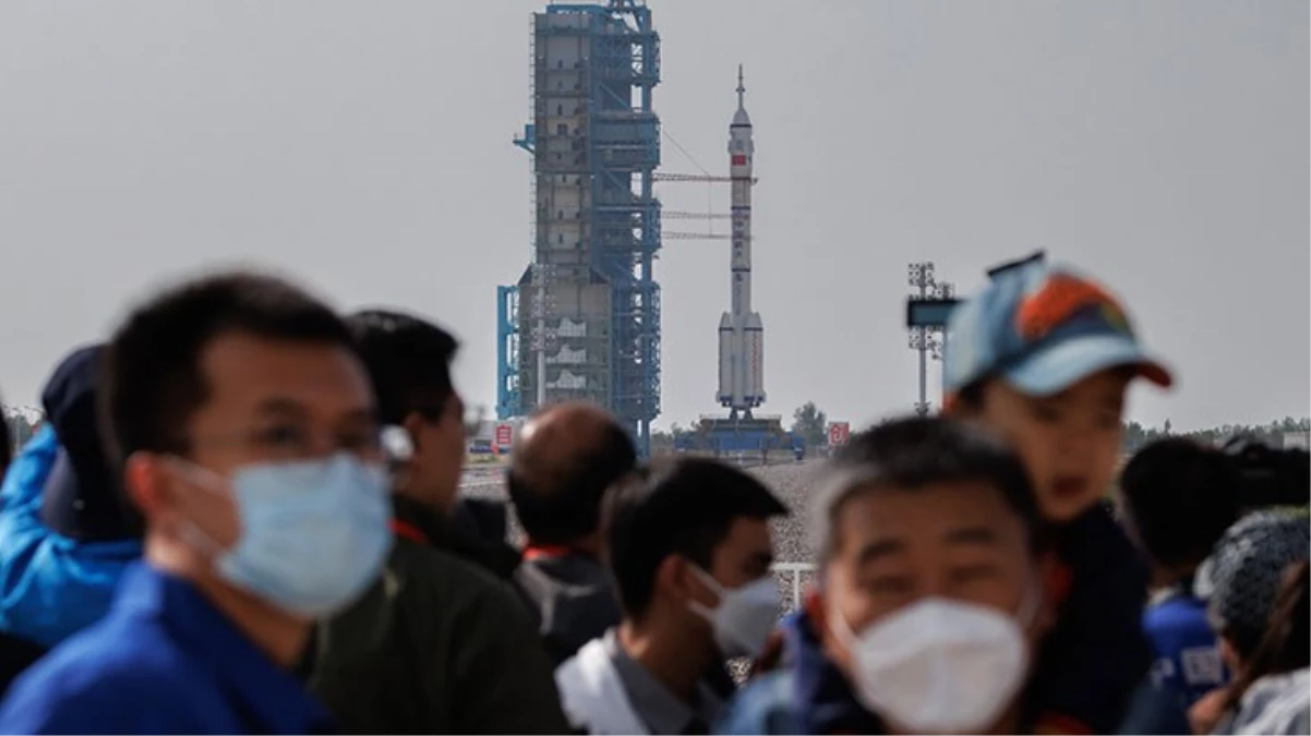 Çin birinci sivil astronotunu uzaya gönderdi