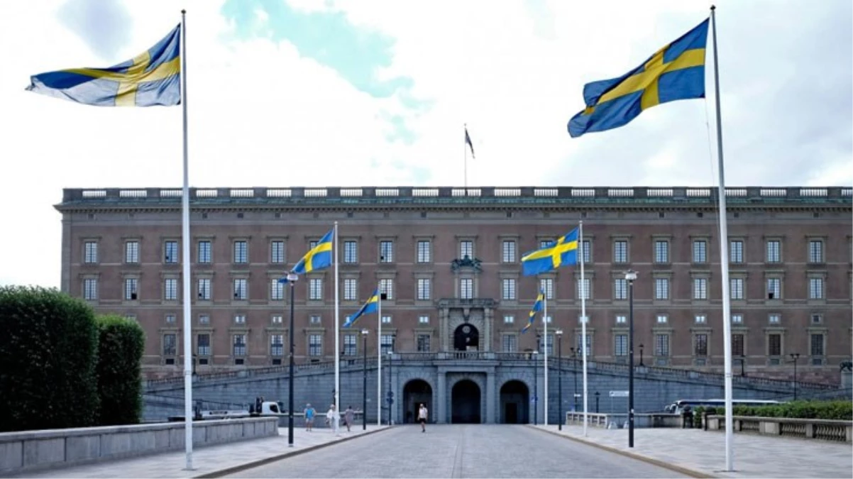 İsveç'te PKK/YPG yandaşları parlamento binasına örgüt paçavrası yansıttı