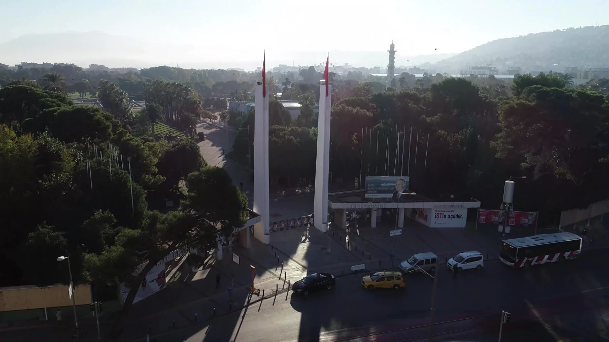 İzmir Kültürpark'ın tarihi kapıları yenileniyor