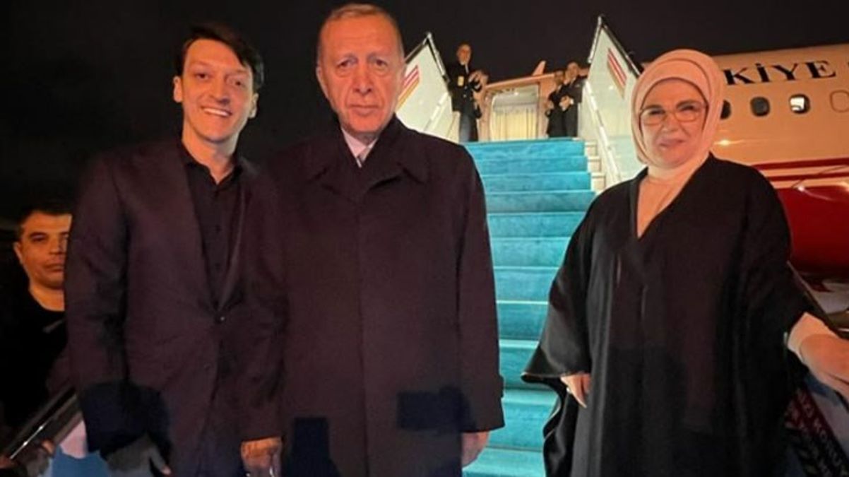 Mesut Özil, uçak önünden Cumhurbaşkanı Erdoğan'la kare paylaştı! Bir de bildirisi var