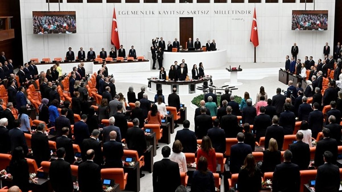 Yeniden tıpkı görüntü! HDP'liler Meclis açılışında İstiklal Marşı'nı okumadı