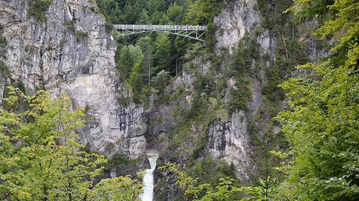Almanya'da iki bayanı taciz edip 91 metre yükseklikteki köprüden atan Amerikalı turist tutuklandı