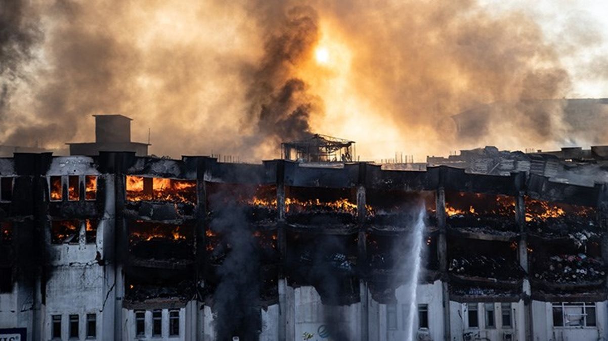Başakşehir'deki fabrika yangını saatlerdir söndürülemiyor! Birçok ilçeden destek takım gitti
