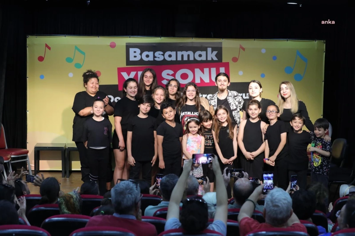 Bayraklı Belediyesi BASAMAK'taki Doğaçlama Tiyatro Kursiyerleri Sahne Aldı