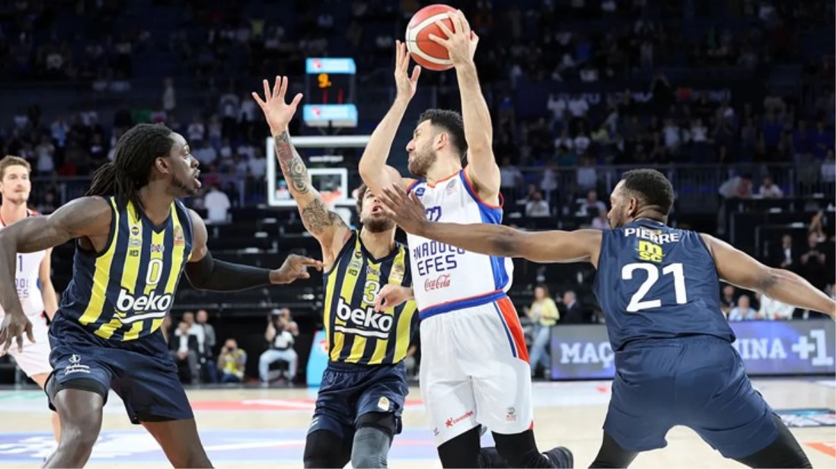 Çaba nefes kesti! Anadolu Efes, Fenerbahçe'yi mağlup ederek seride öne geçti