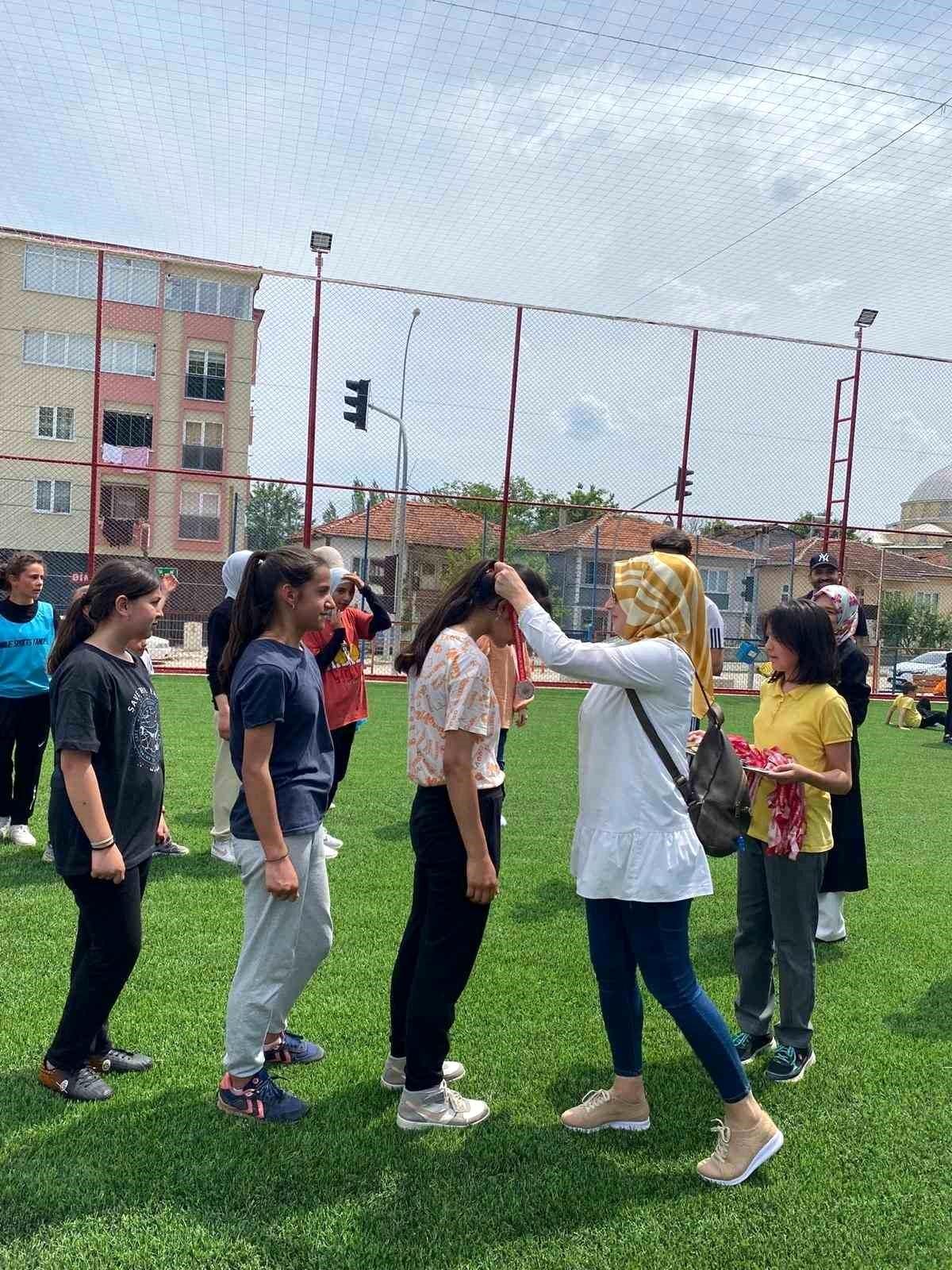 Cengiz Topel Ortaokulu Bayan Futbol Kadrosu Şampiyon Oldu