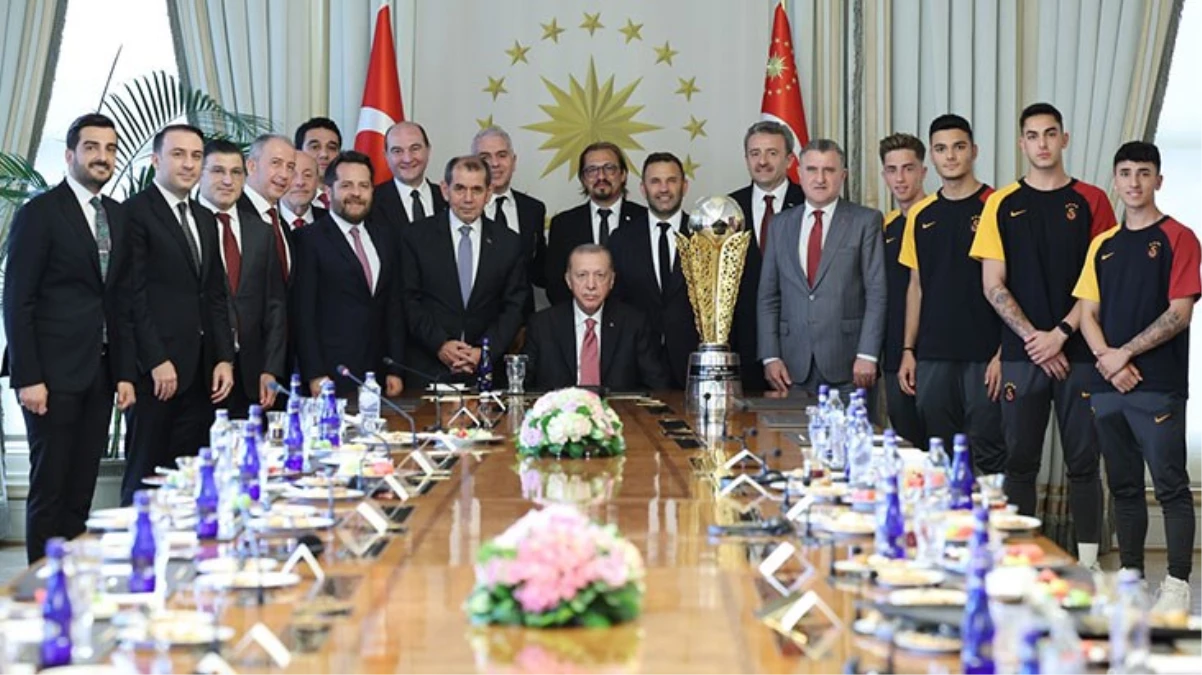 Cumhurbaşkanı Erdoğan, Galatasaray'ı siyasetin dışında kaldığı için takdir etti: Bu halinizi sürdürmenizi bekliyorum