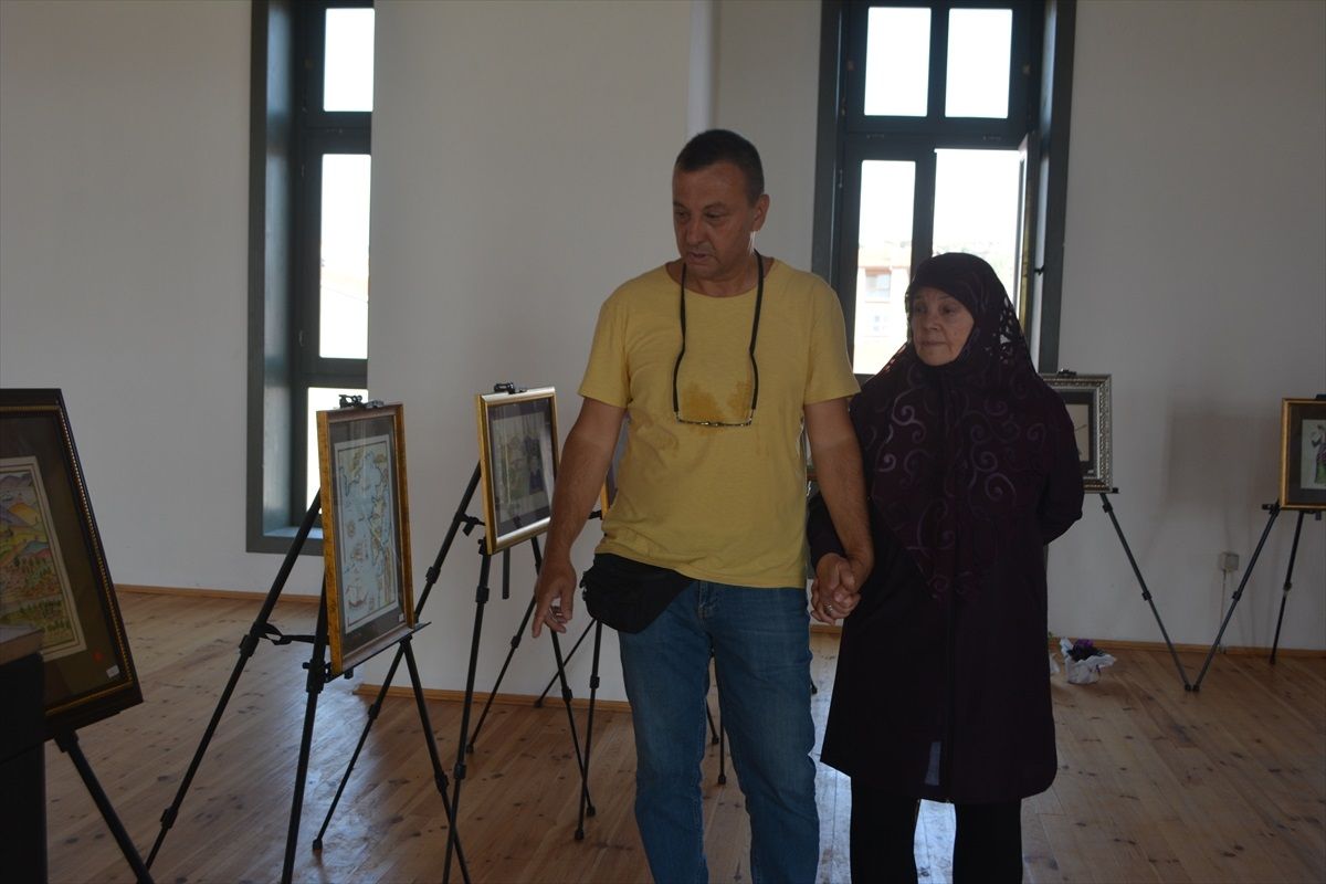 Emekli öğretim üyesi Kıncay'ın minyatür ve tezhip yapıtları Ayvalık'ta sergileniyor