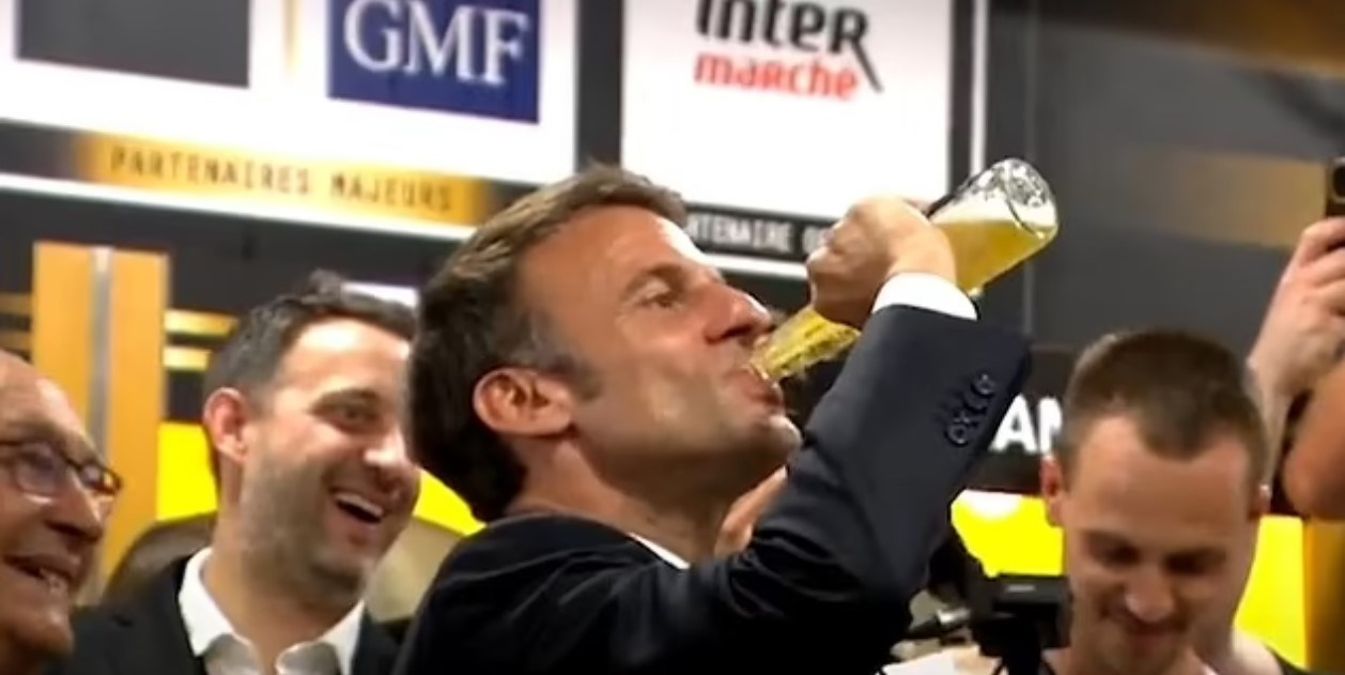 Fransa Cumhurbaşkanı Macron, bir bira şişesini tüketmesiyle 'toksik erkeklik' suçlamalarıyla karşı karşıya kaldı