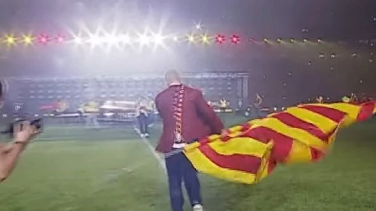 G.Saray çılgınlıkta çığır açtı! Fenerbahçeliler'in nefret ettiği bayrak, 27 yıl sonra efsanenin ellerinde