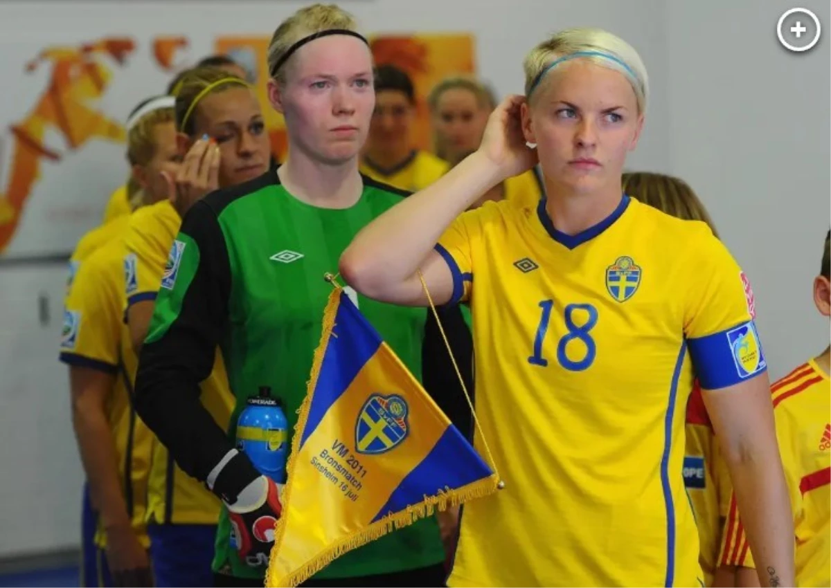 İsveçli bayan ulusal futbolcular bayan olduklarını ispatlamak için cinsel organlarını sıhhat çalışanına gösterdi