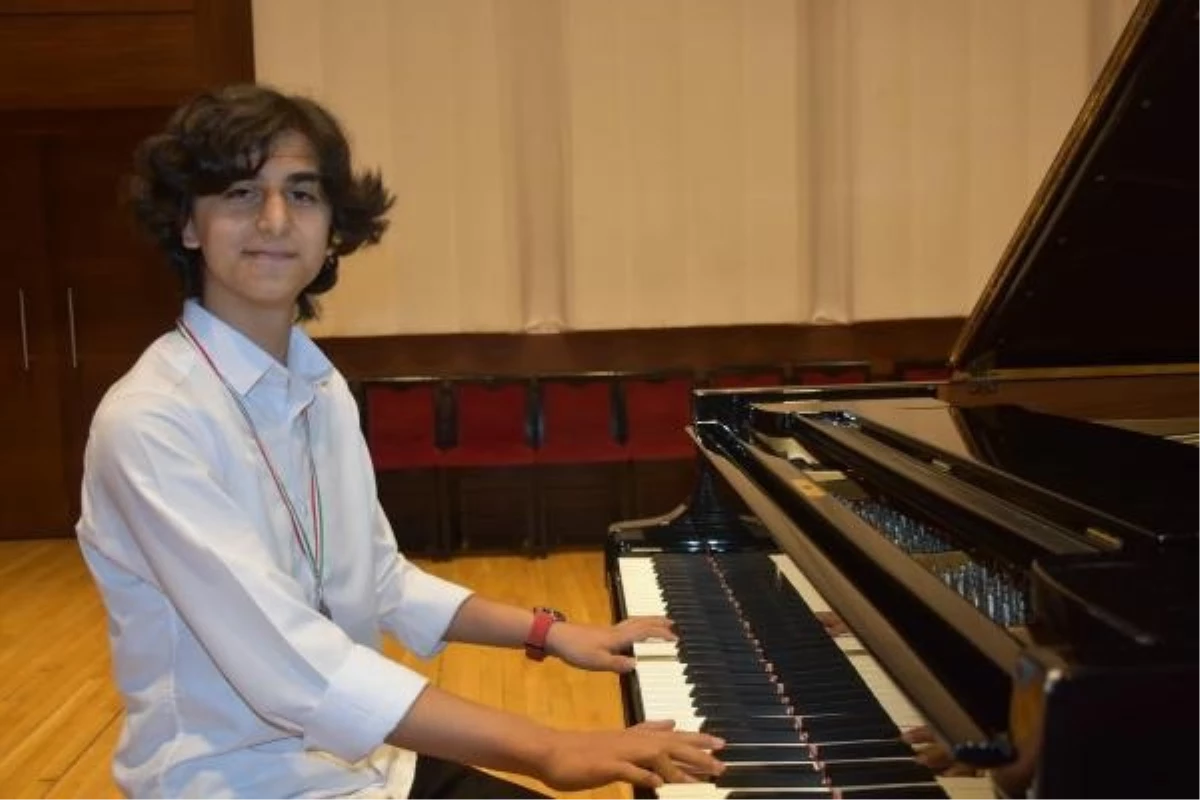 İtalya'da düzenlenen piyano yarışında birincilik kazanan Efe Öksüz
