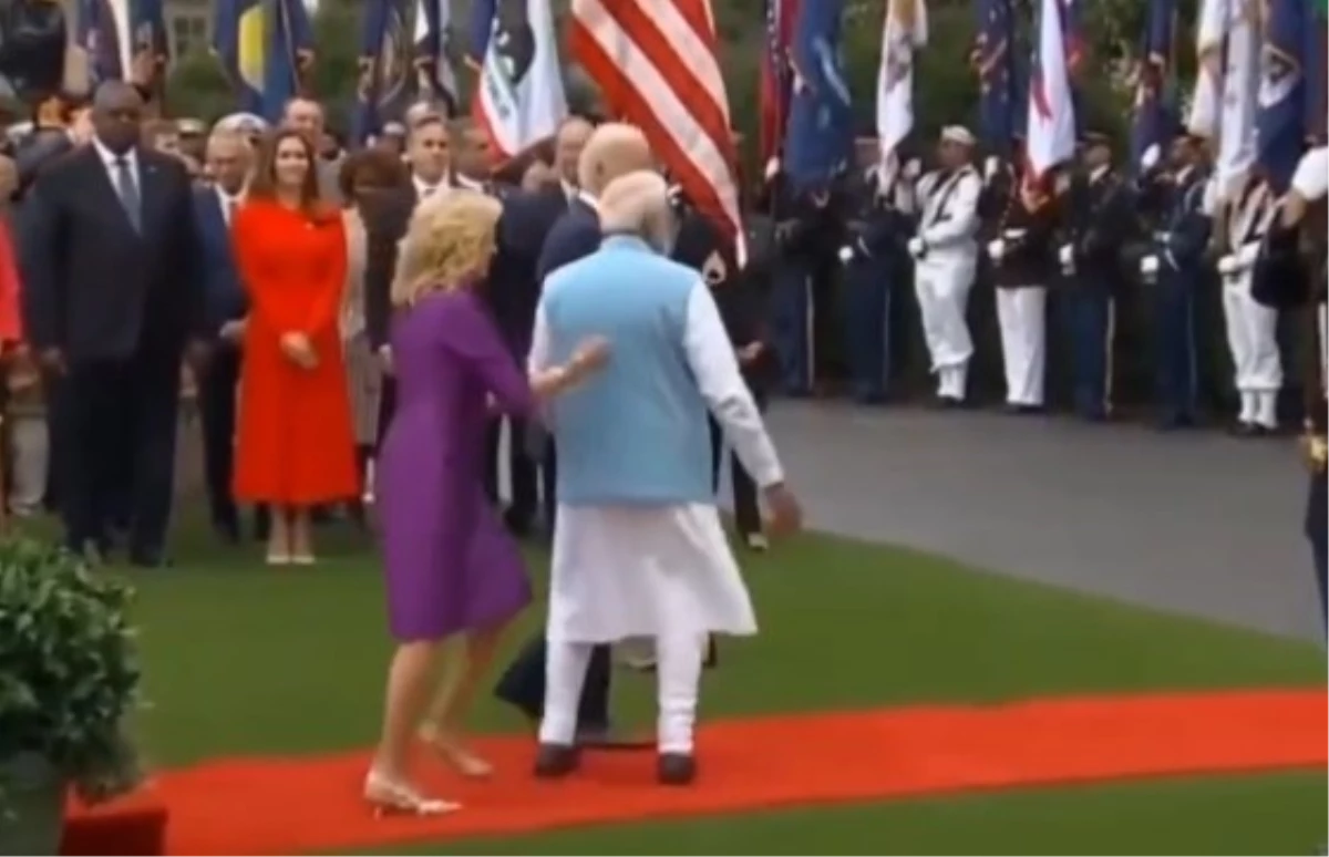 Joe Biden'ın Hindistan Başbakanıın elini uzun müddet bırakmayınca eşi ne yapacağını şaşırdı