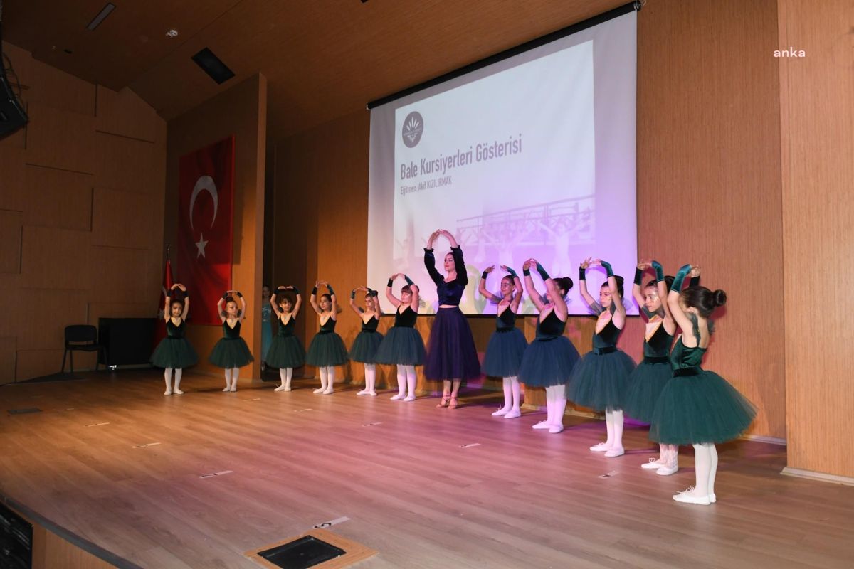 Karabağlar Belediyesi Kültür ve Sanat Merkezi'nde Kursiyerlerin Gösterisi
