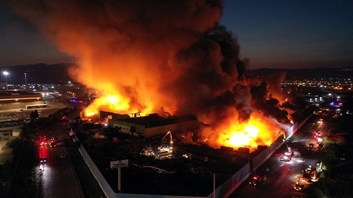 Manisa'daki fabrika yangını söndürülemedi! Yangın sonucu yükselen siyah duman, İzmir'in bir çok noktasından görülüyor