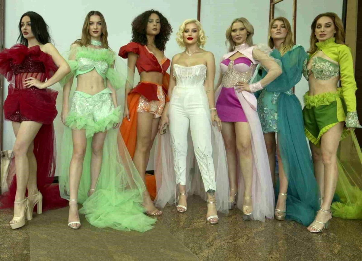 Moda Dizayncısı Ayşegül Eraslan, Fashion Week Türkiye'de Eşsiz Dizaynlarıyla İzleyenlere Düş Üzere Bir Defile Yaşattı