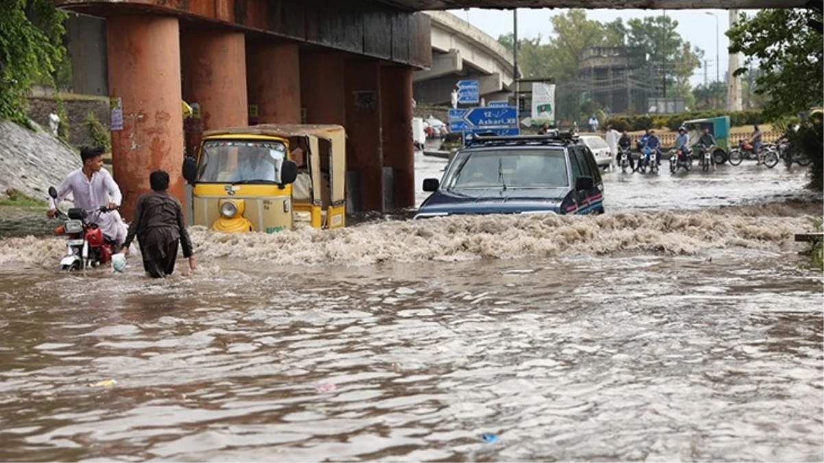 Pakistan'da şiddetli yağışlar en az 28 kişinin vefatına yol açtı